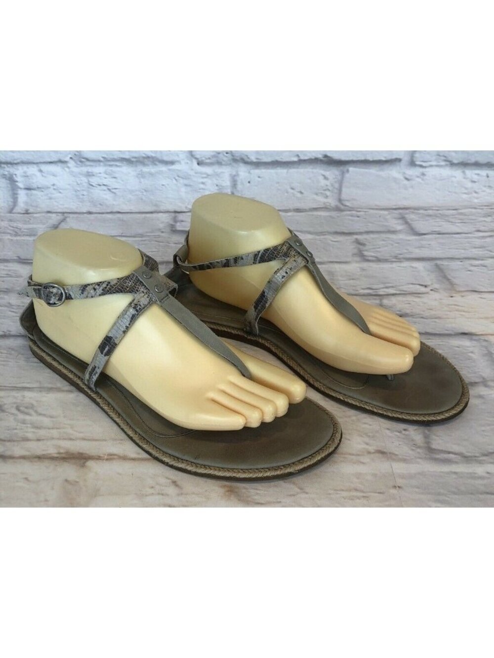 UGG Womens 10 Taupe Leather Thong T-Strap Flat Sandals